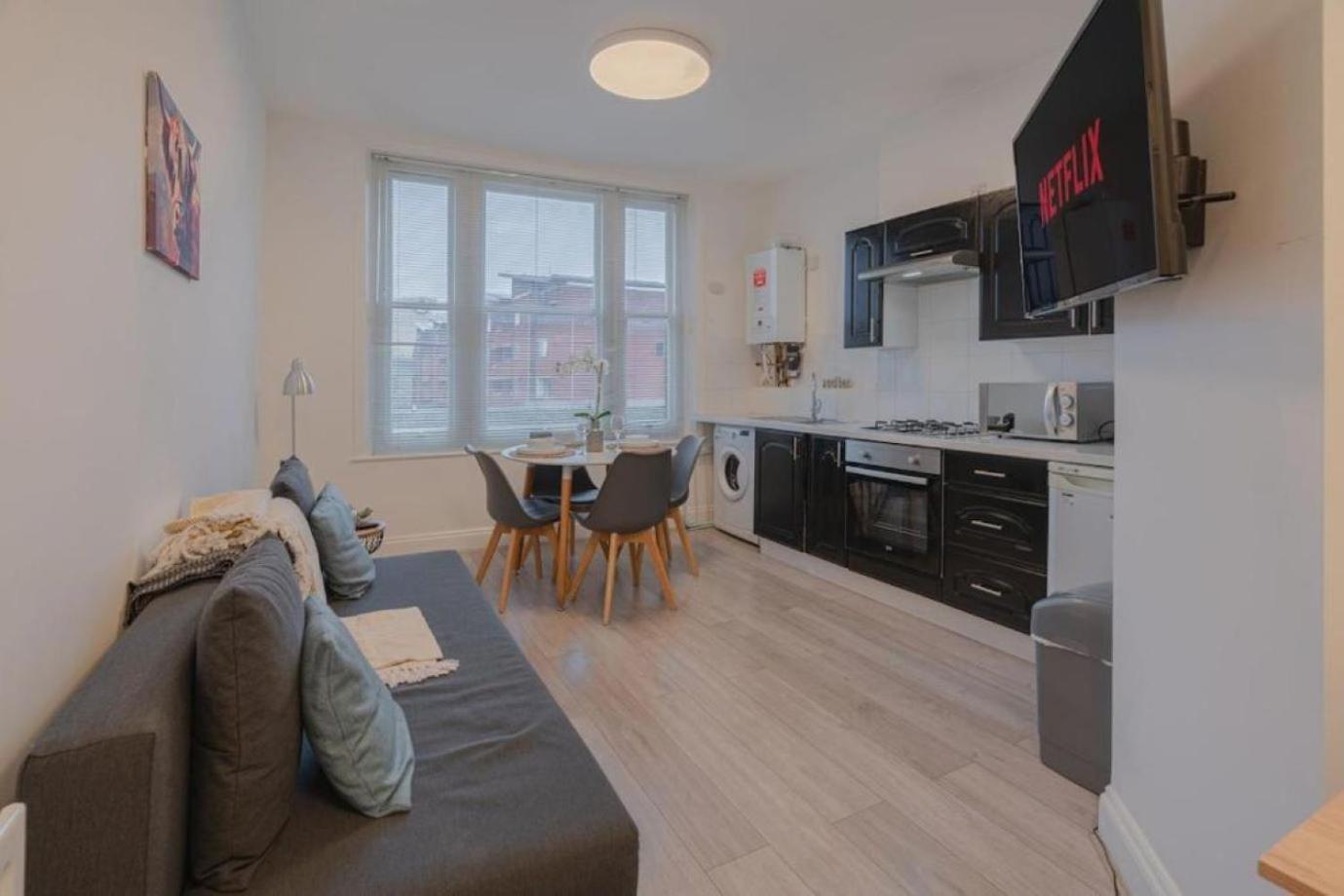 Comfy 1 Bed Flat In Sleeps 3 *